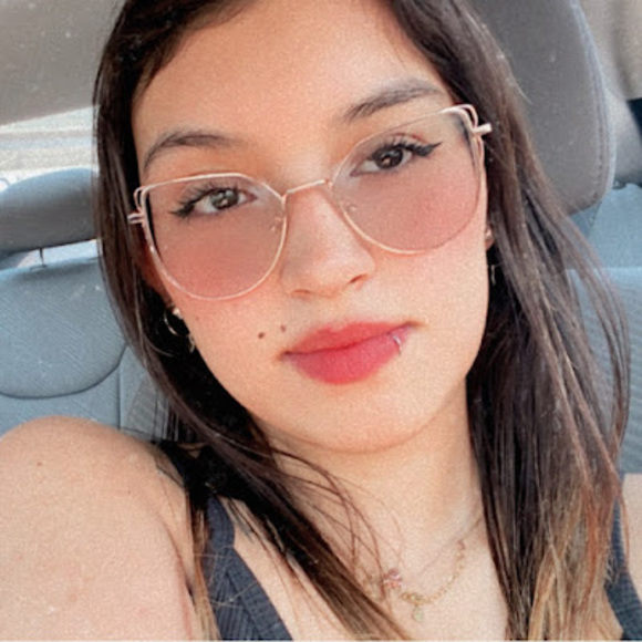 Meet your Posher, Camila - Picture 1 of 1